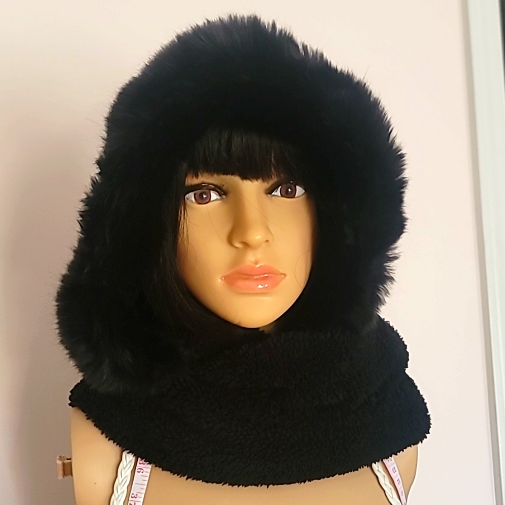 Thick long scarf with faux fur hood and glove